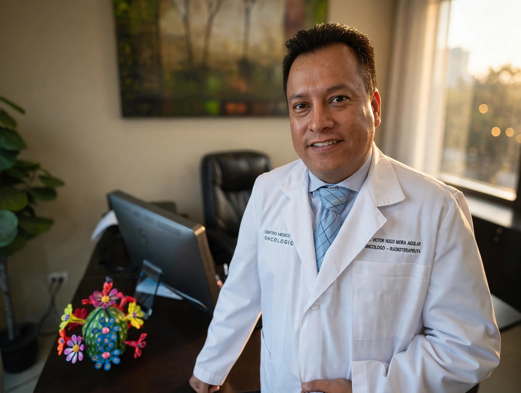 Dr. Víctor Hugo Mora Aguilar en su consultorio